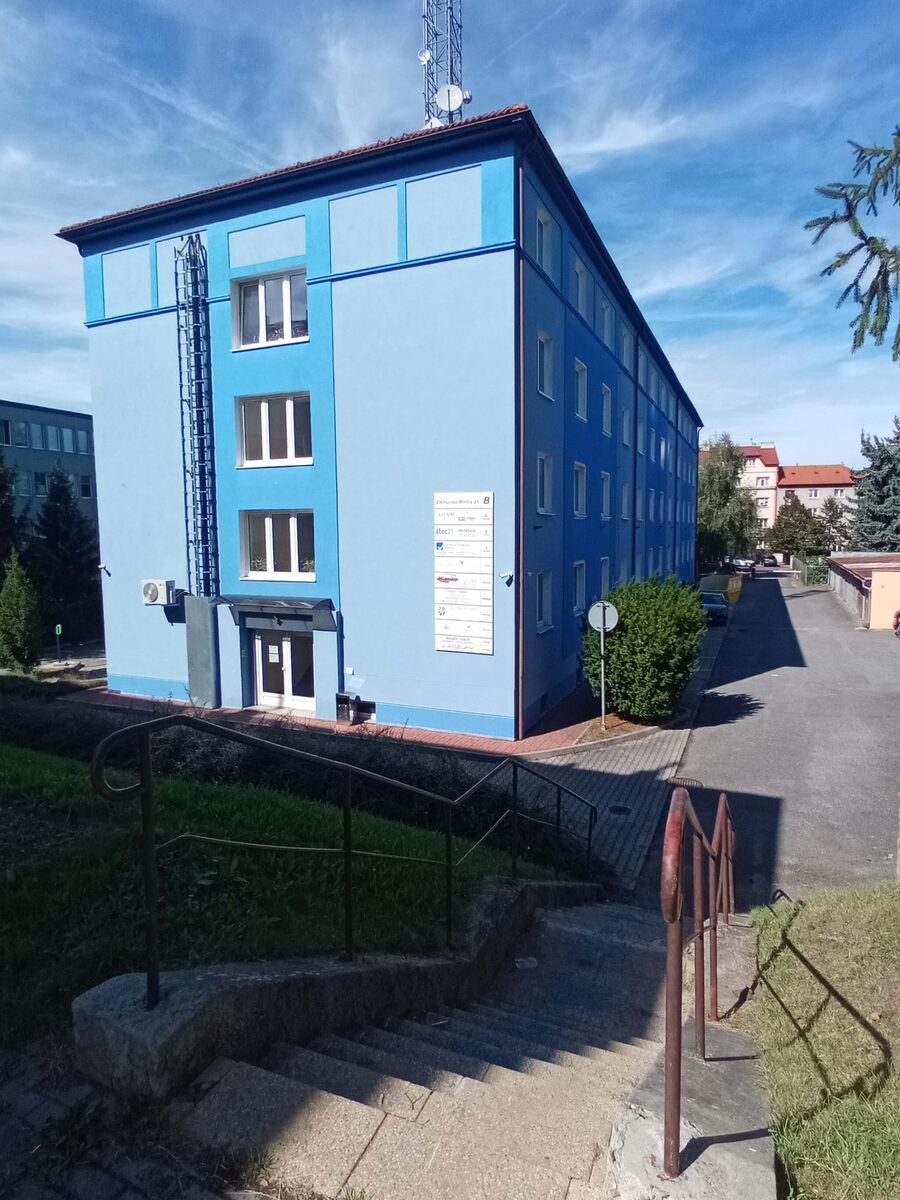 Modrá činžovní budova na adrese Zikmunda Wintra 21, Plzeň — vchod B